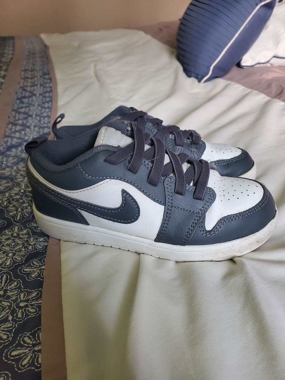 Nike Kids' Low-Top Sneakers in White and Dark Gray